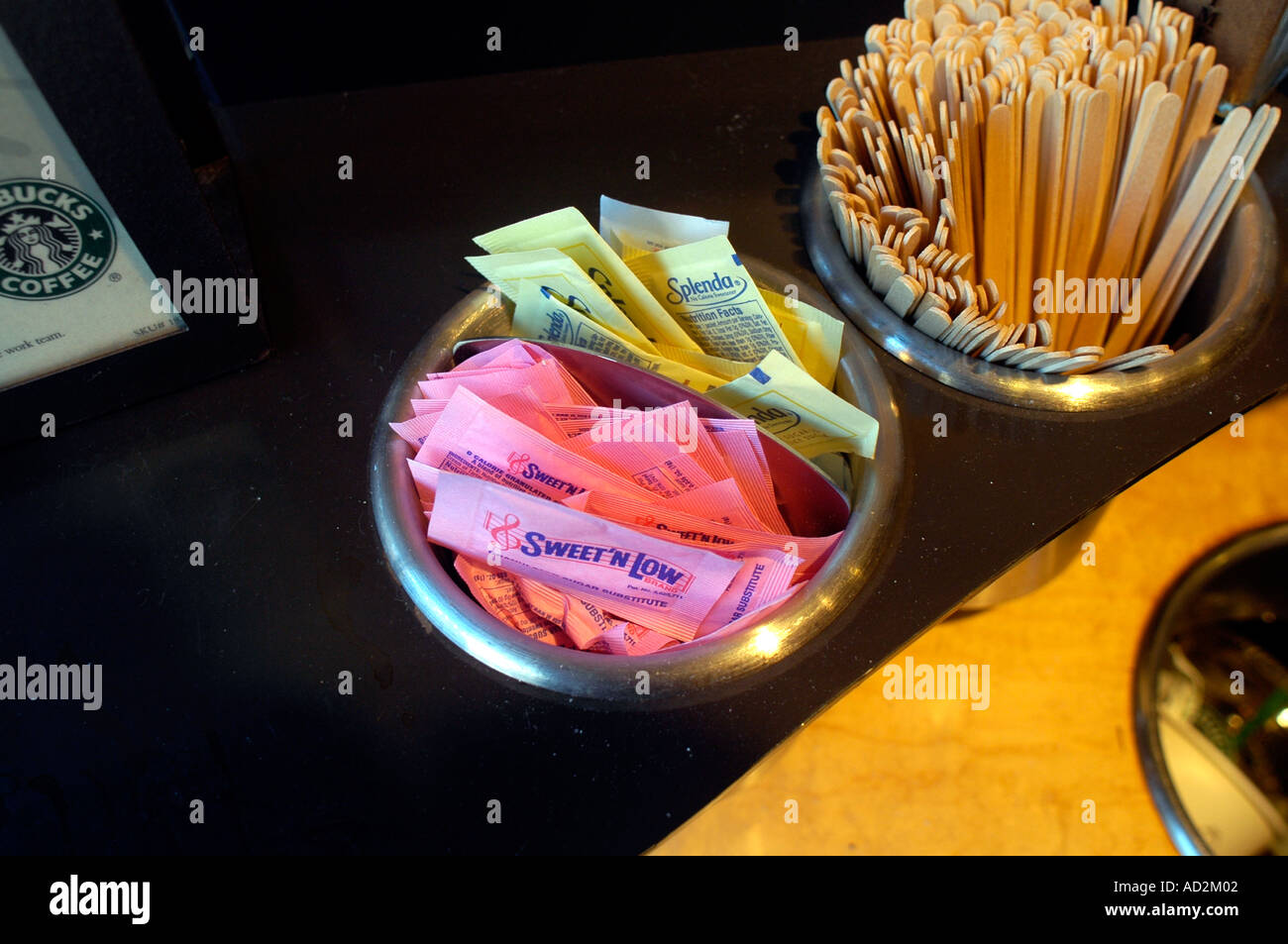 Paquets de Sweet N Low et Splenda sur un compteur dans Starbucks Banque D'Images