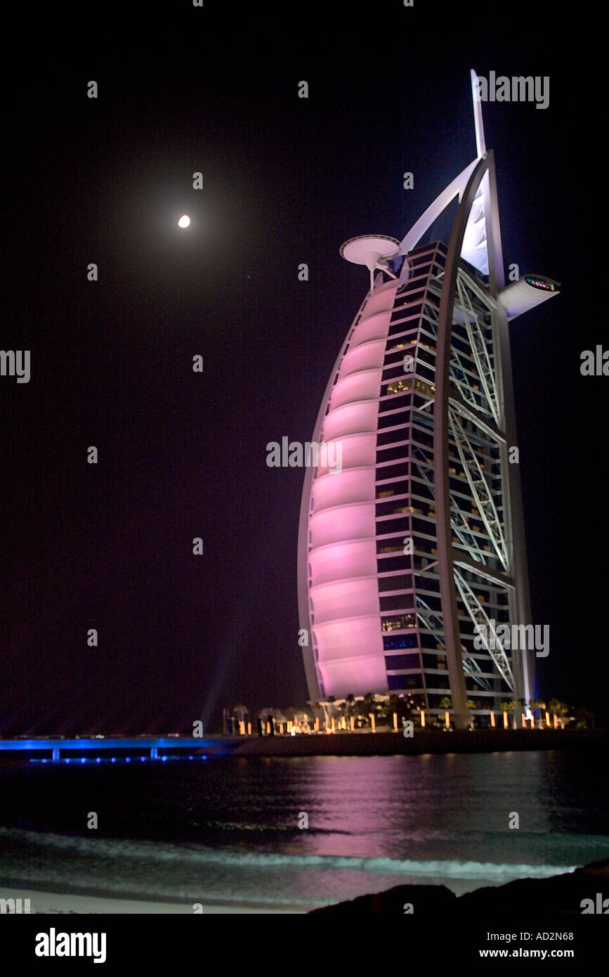 Burj Al Arab, l'hôtel de luxe 7 étoiles à Dubaï dans clair de lune Banque D'Images