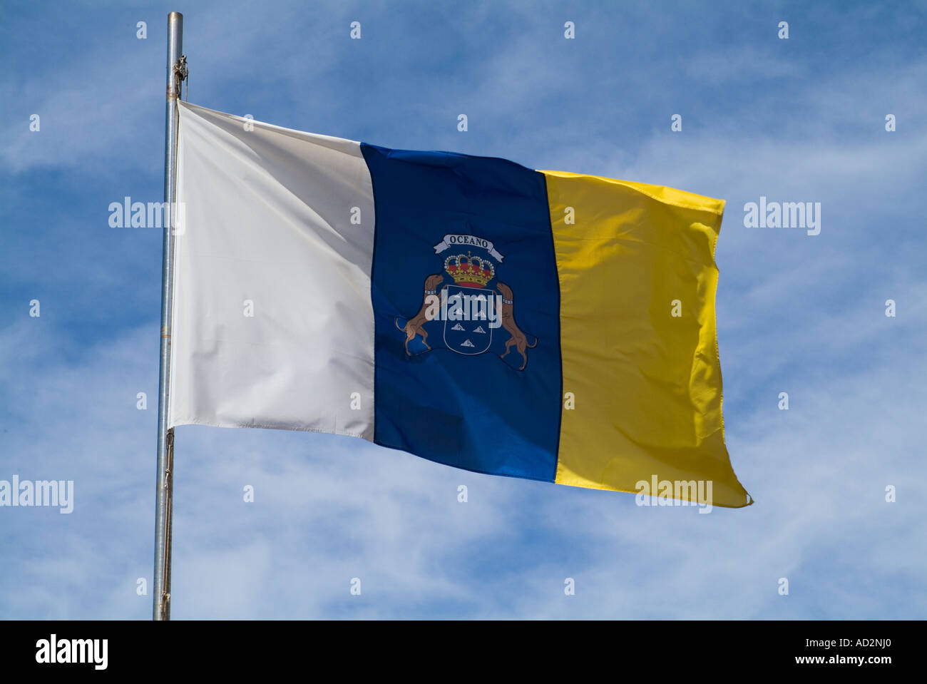 Drapeau dh FUERTEVENTURA blanc bleu et jaune du drapeau national des îles Canaries standard Banque D'Images