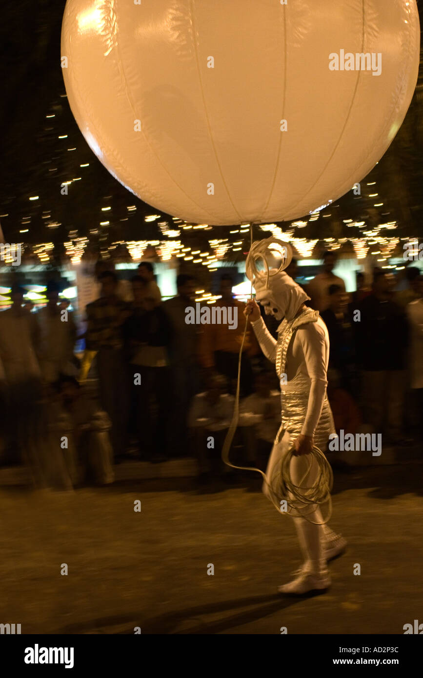 Avec un clown triste face au cours de la shopping festival à Dubaï Banque D'Images
