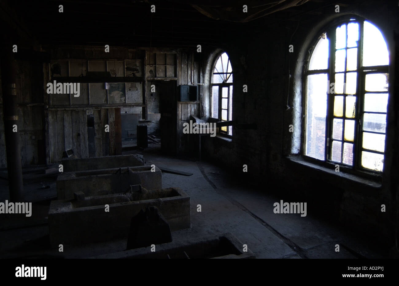 Usine victorienne avec windows dans l'inondation de lumière salle de travail sombre Banque D'Images