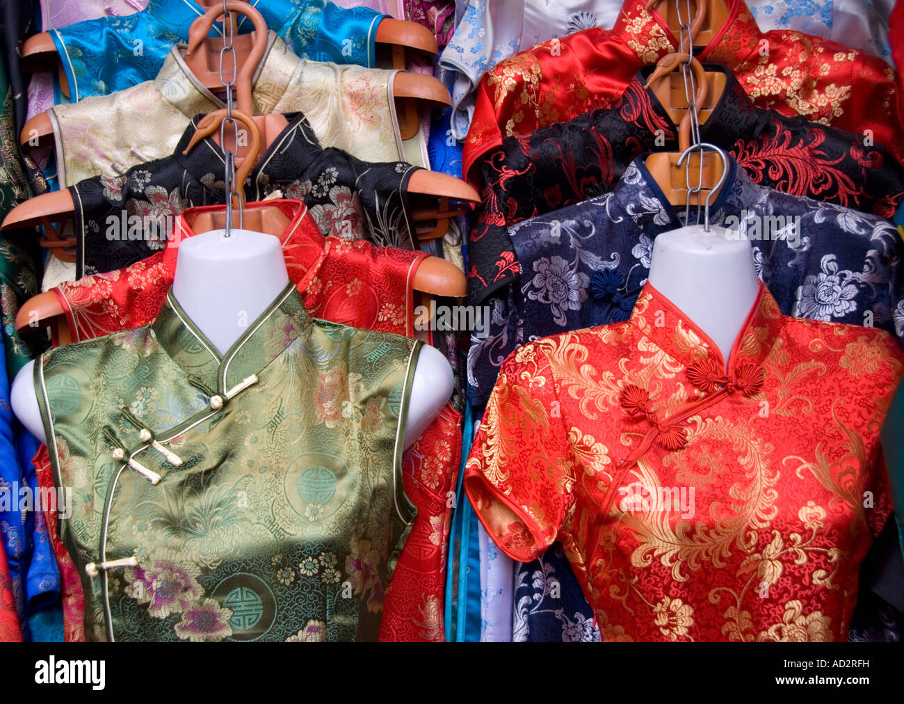 Robes en soie chinois en vente à l'échoppe de marché dans la région de Beijing 2007 Dashalan Banque D'Images