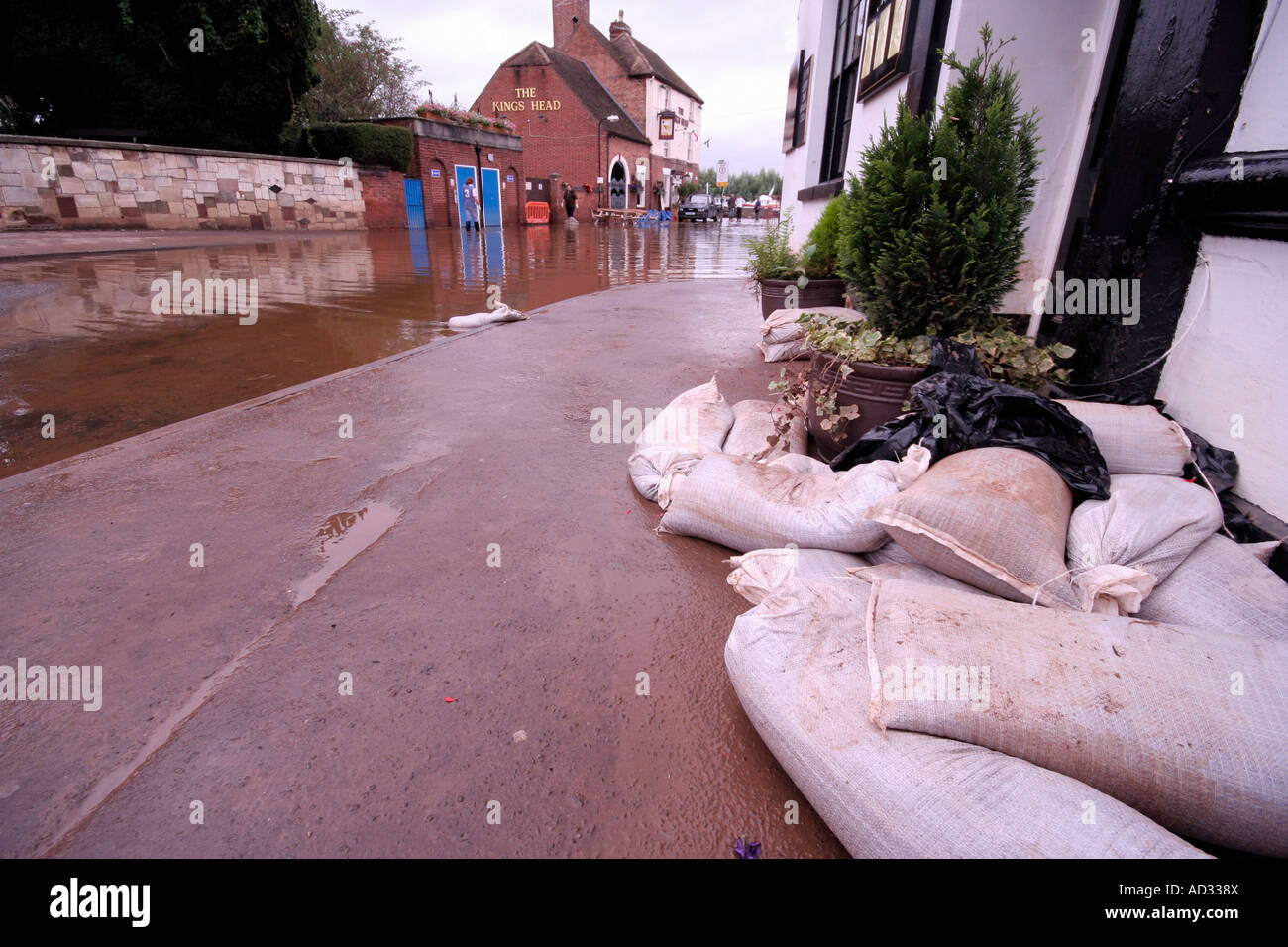 Des sacs à l'extérieur de bâtiments à Upton à Worcestershire Severn après les inondations de juillet 2007 Banque D'Images