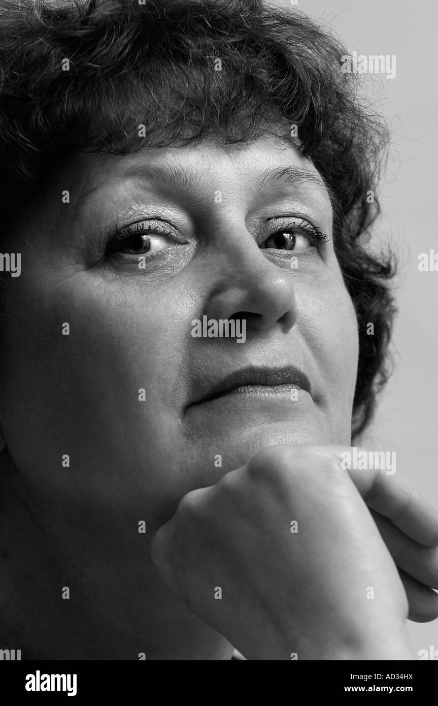 Femme de 60 ans avec air pensif Close up portrait émotionnel face Banque D'Images