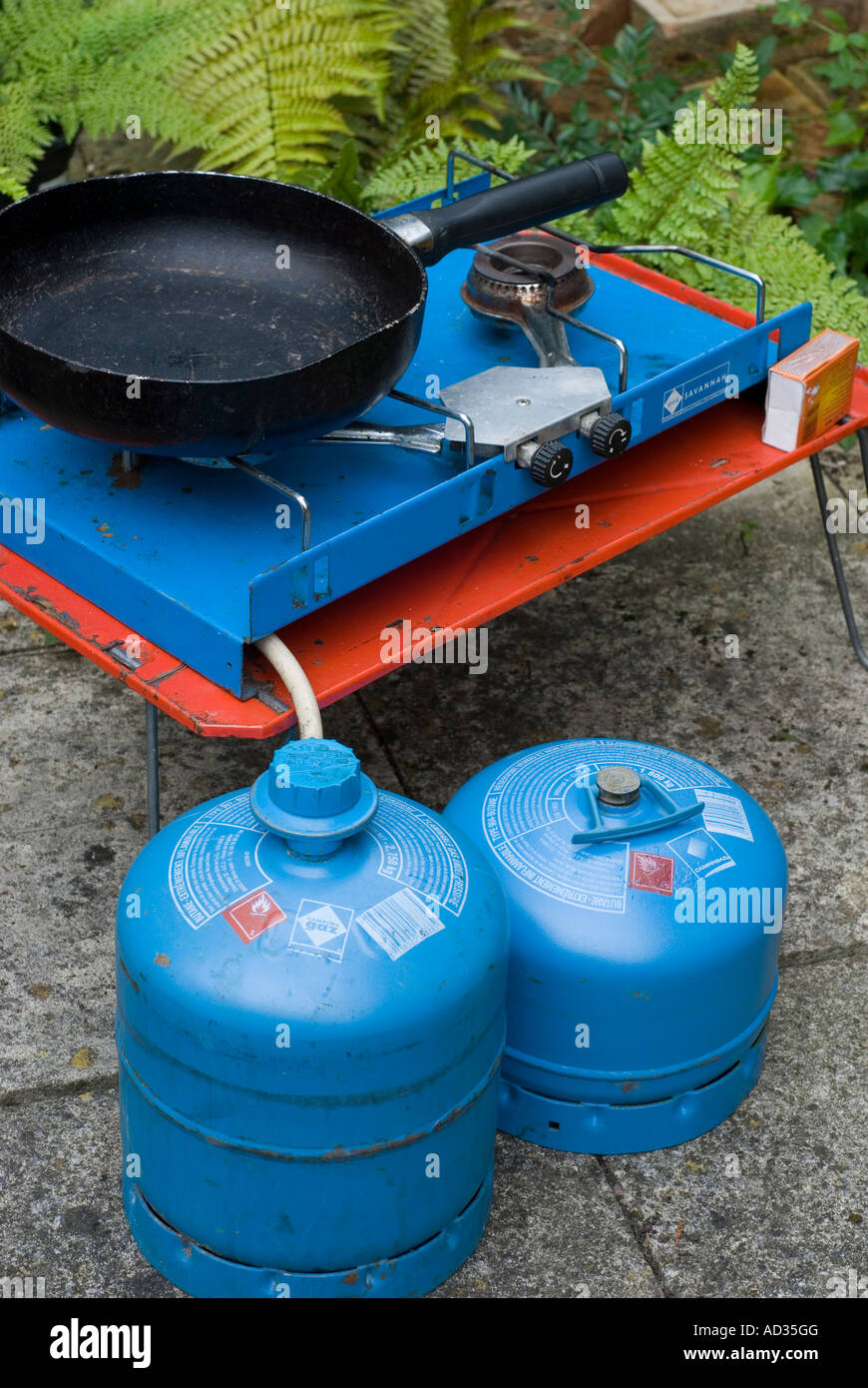 Cuisinière à gaz de camping avec bouteille de gaz butane Photo Stock - Alamy