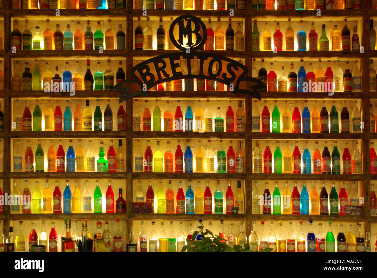 Brettos signe de marque et l'intérieur lounge bar historique Athènes Plaka distillerie retour coloré bar Etagères murales multicolores bouteilles verre rétroéclairé Grèce Banque D'Images