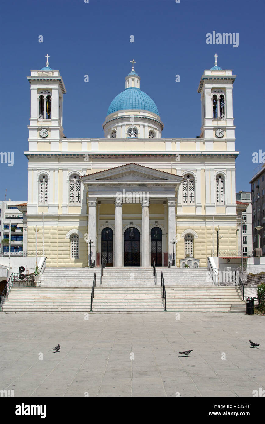 Le Pirée Attique cruise ship port pour Athènes une église grecque orthodoxe de Saint Nicolas patron des marins grecs et dôme bleu de l'UE Grèce Banque D'Images