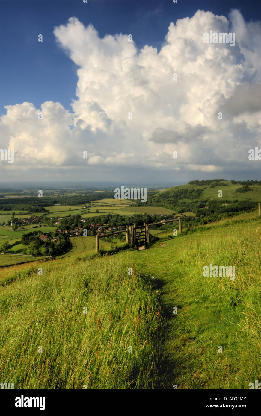 Photo de vue THUNDER CLOUDS DEVILS DYKE path gate du Parc National des South Downs uk go Banque D'Images