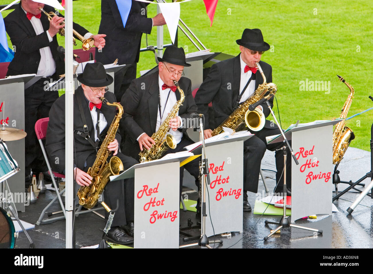 1940 Red Hot Swing big band jazz saxophone section au week-end de reconstitution Banque D'Images