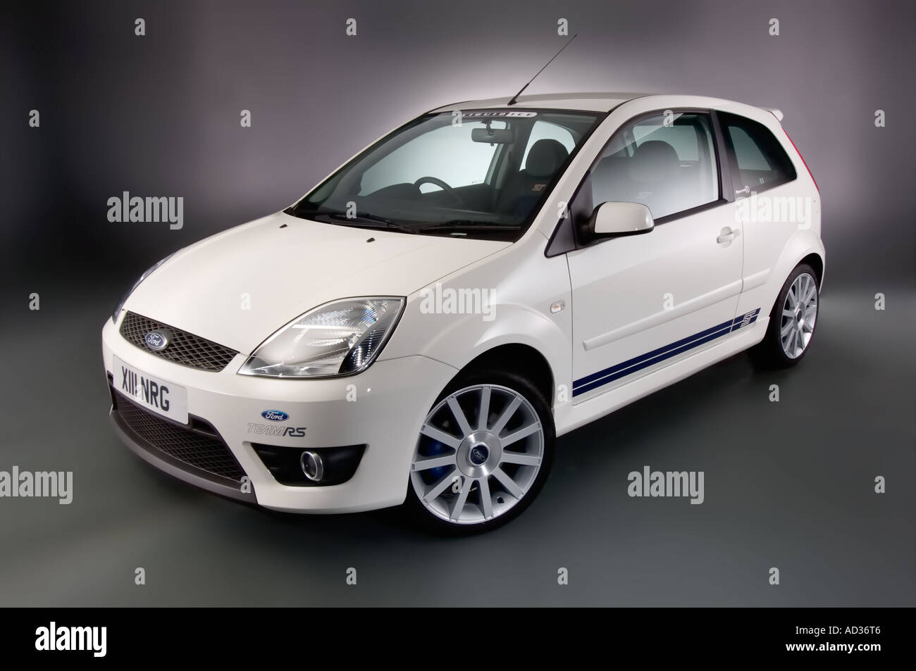 2005 Ford Fiesta ST en Diamond White - avant gauche vue de trois-quarts. Banque D'Images
