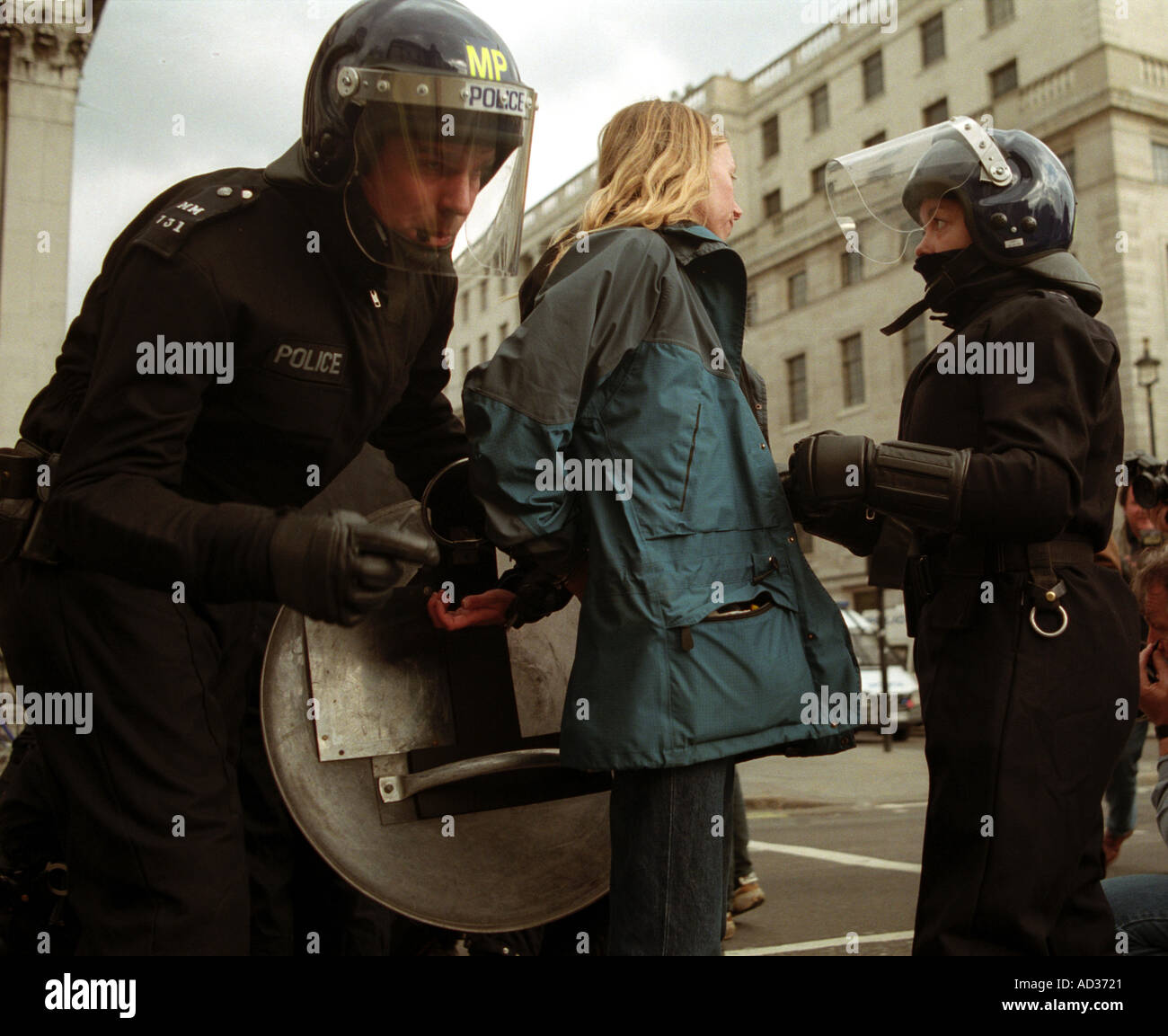 En tenue de police auxquels sont confrontés les jeunes au cours de l'appel Mayday 2001 manifestations. Banque D'Images