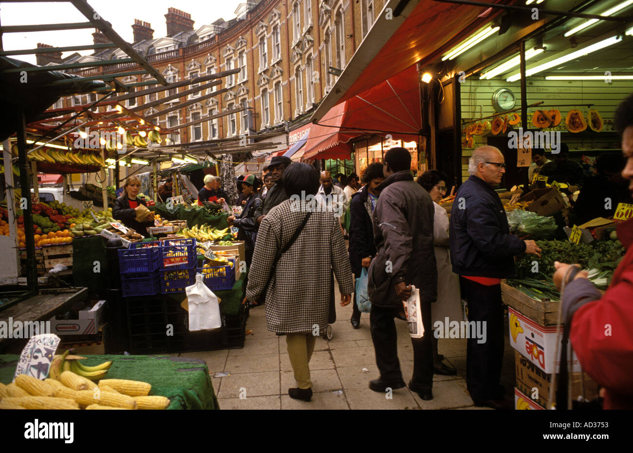 Marché de Brixton Electric Lane South London dispose d'un large éventail de groupes ethniques des Caraïbes et inhabituelle dans le secteur des fruits et légumes. Banque D'Images