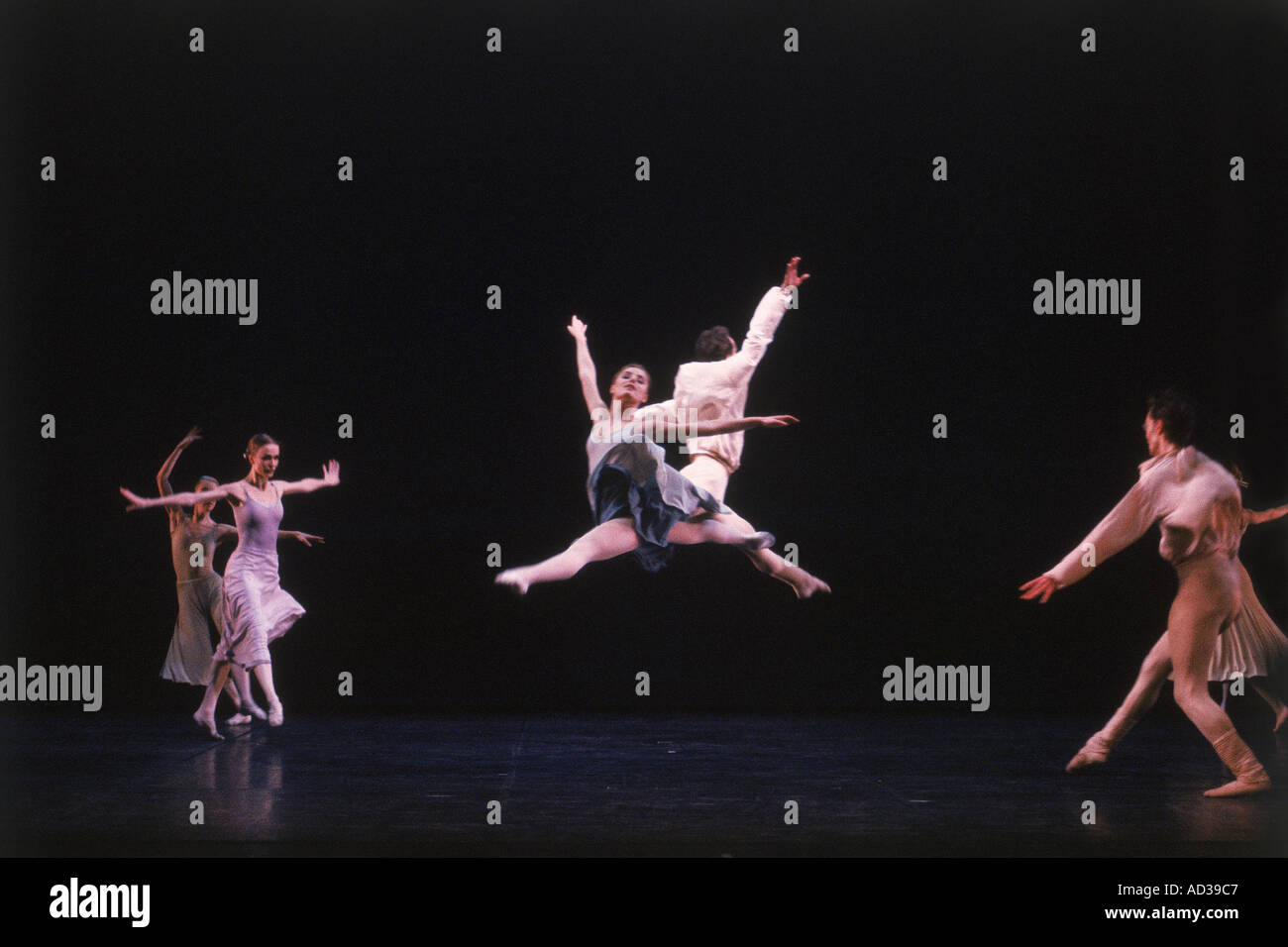 La scène de Ballet de Stockholm Jiri Kylians Sinfonietta à Opera House Banque D'Images