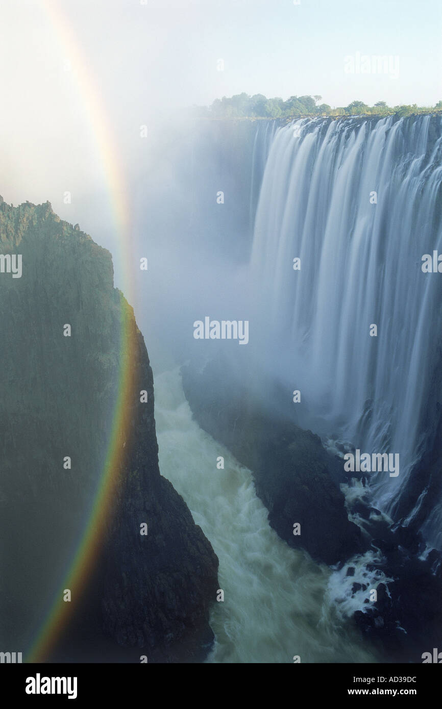 L'ensemble arc-en-hausse de pulvérisation au large fleuve Zambèze au Victoria Falls Banque D'Images