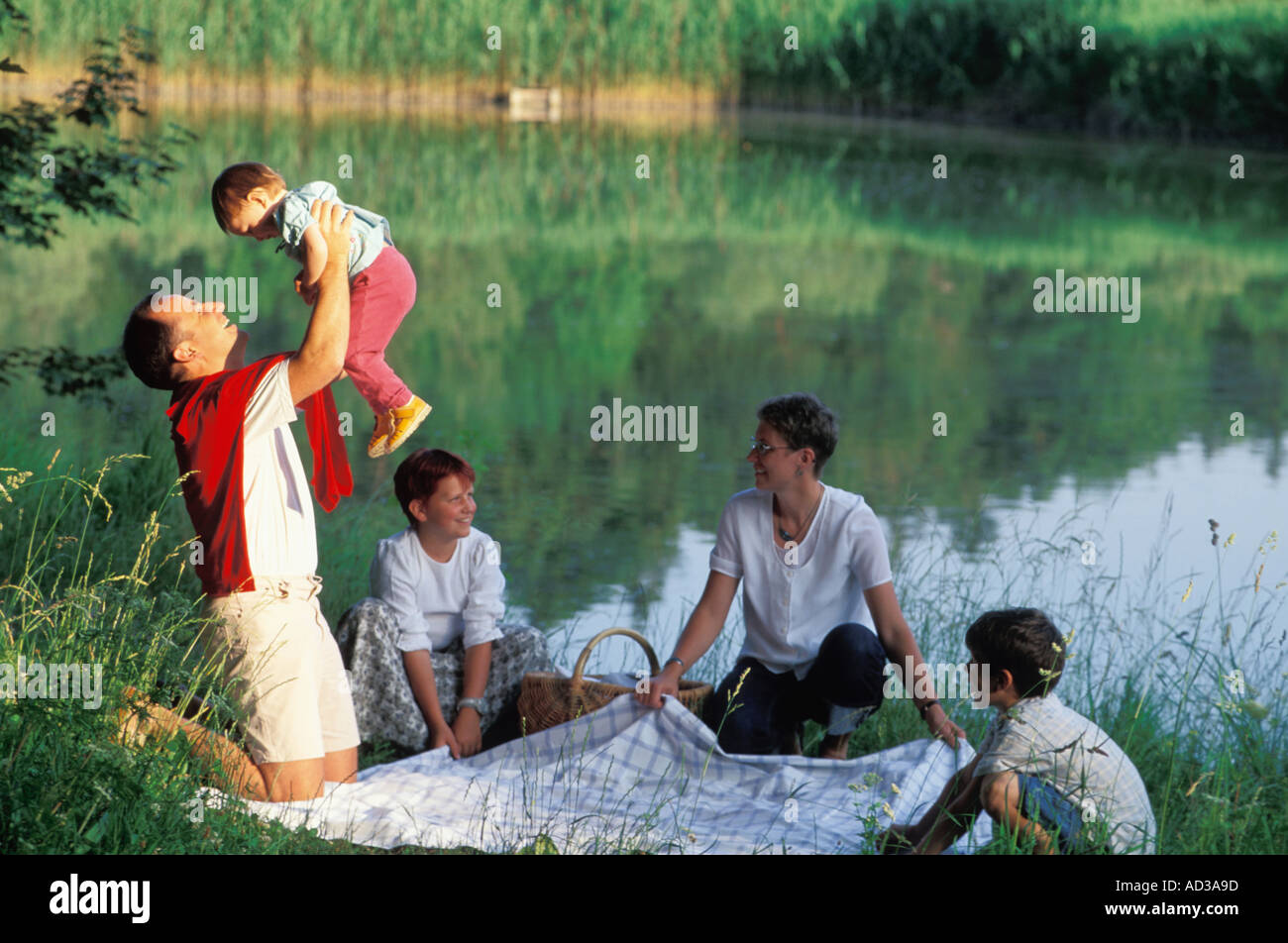 Famille de cinq having picnic près de petit lac en Bavière, Allemagne Banque D'Images