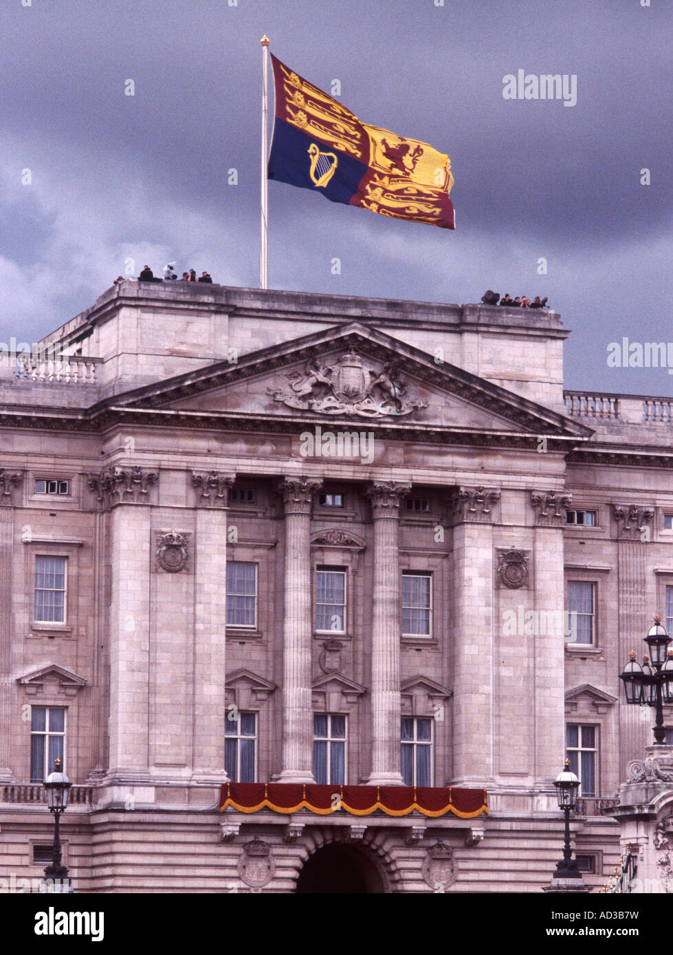 Standard royal géant volant au-dessus du palais de Buckingham, Londres Banque D'Images