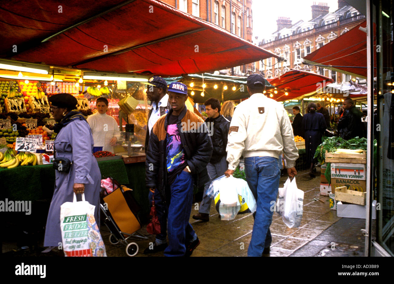 Marché de Brixton Electric Lane South London dispose d'un large éventail de groupes ethniques des Caraïbes et inhabituelle dans le secteur des fruits et légumes. Banque D'Images