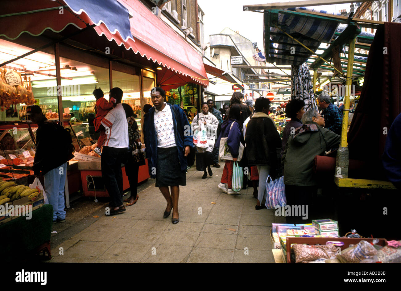 Marché de Brixton Electric Lane South London dispose d'un large éventail de groupes ethniques des Caraïbes et inhabituelle dans le secteur des fruits et légumes. Banque D'Images