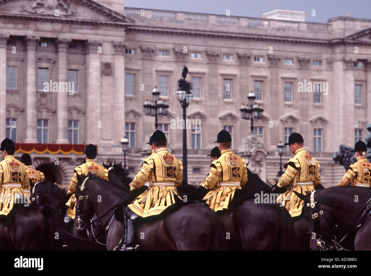 Household Cavalry régiment monté dans l'uniforme d'or défilant devant le palais de Buckingham lors d'une Parade la couleur 2007 Banque D'Images