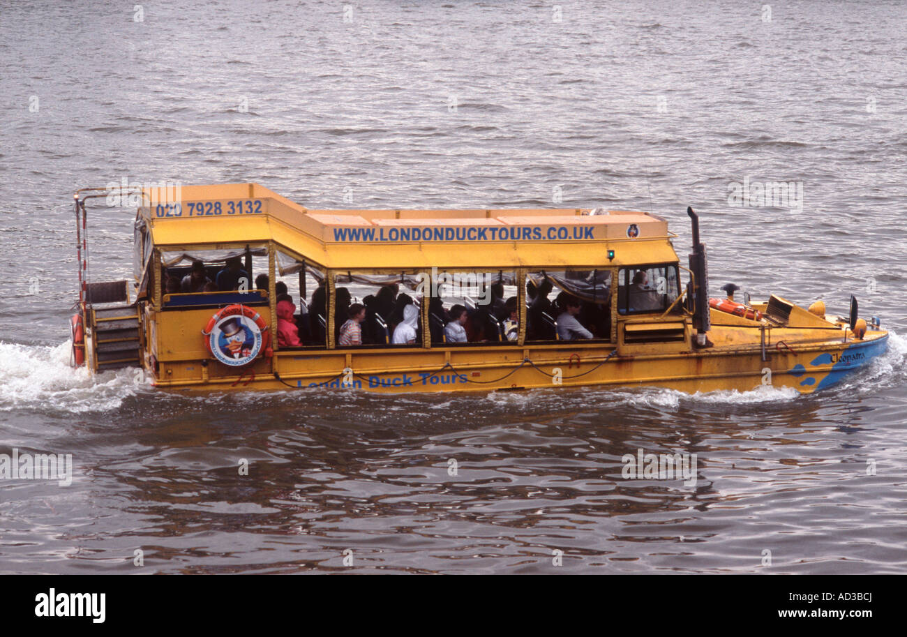 London Duck Tours de débarquement amphibie avec des touristes sur la Tamise à Westminster, Londres, Angleterre Banque D'Images