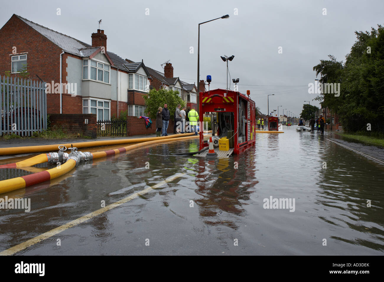 L'EAU POMPÉE DU VILLAGES INONDÉS DE BENTLEY ET TOLL BAR YORKSHIRE ANGLETERRE JUIN 2007 Banque D'Images