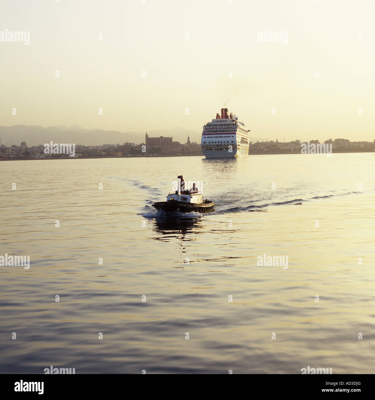 Arrivée tôt le matin du bateau de croisière Ocean Village II il en port de Palma de Majorque. Banque D'Images