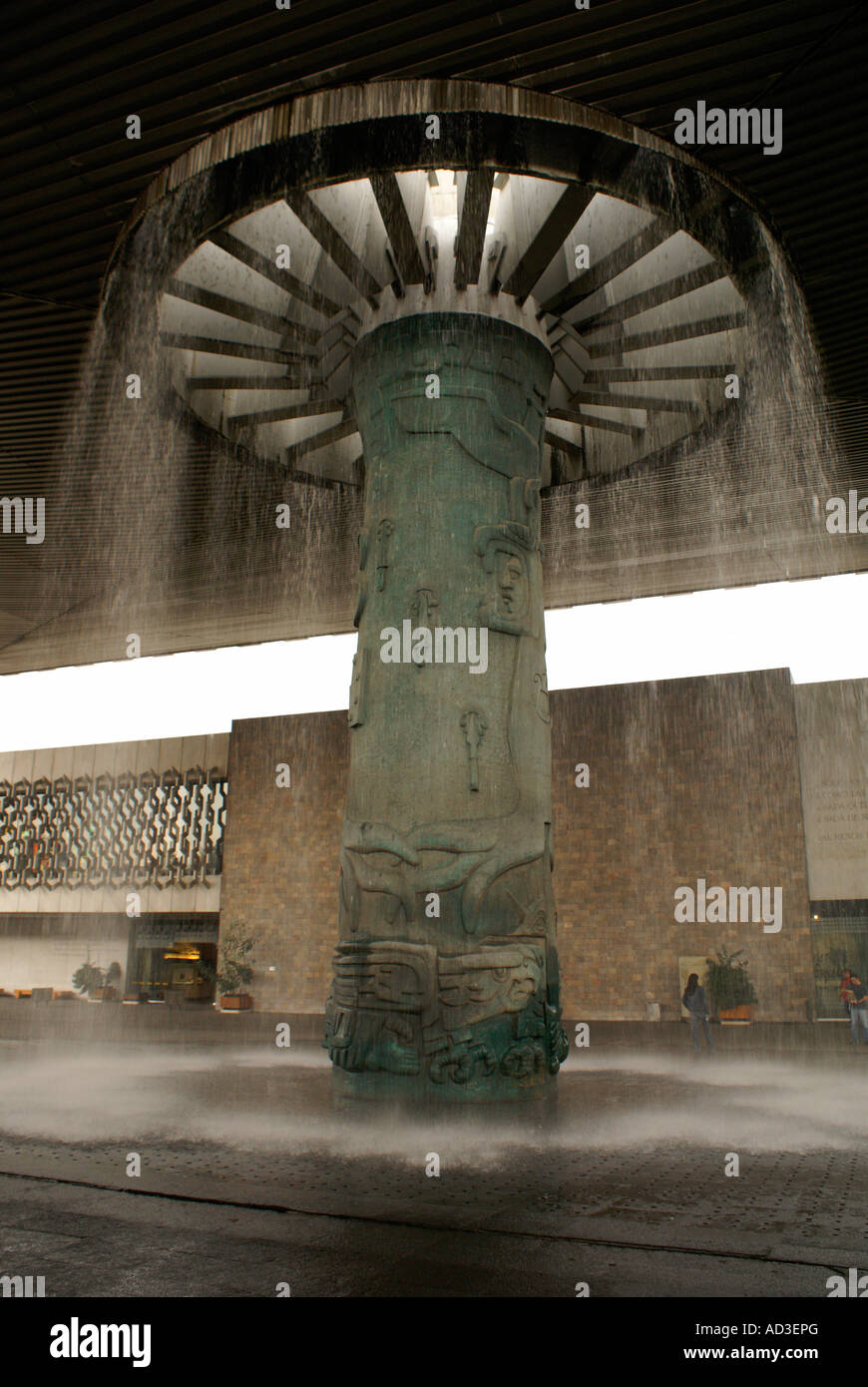 Sculpture-fontaine intitulé El Paraguas ou l'égide de José Chávez Morado dans la cour du Musée National d'anthropologie de Mexico Banque D'Images