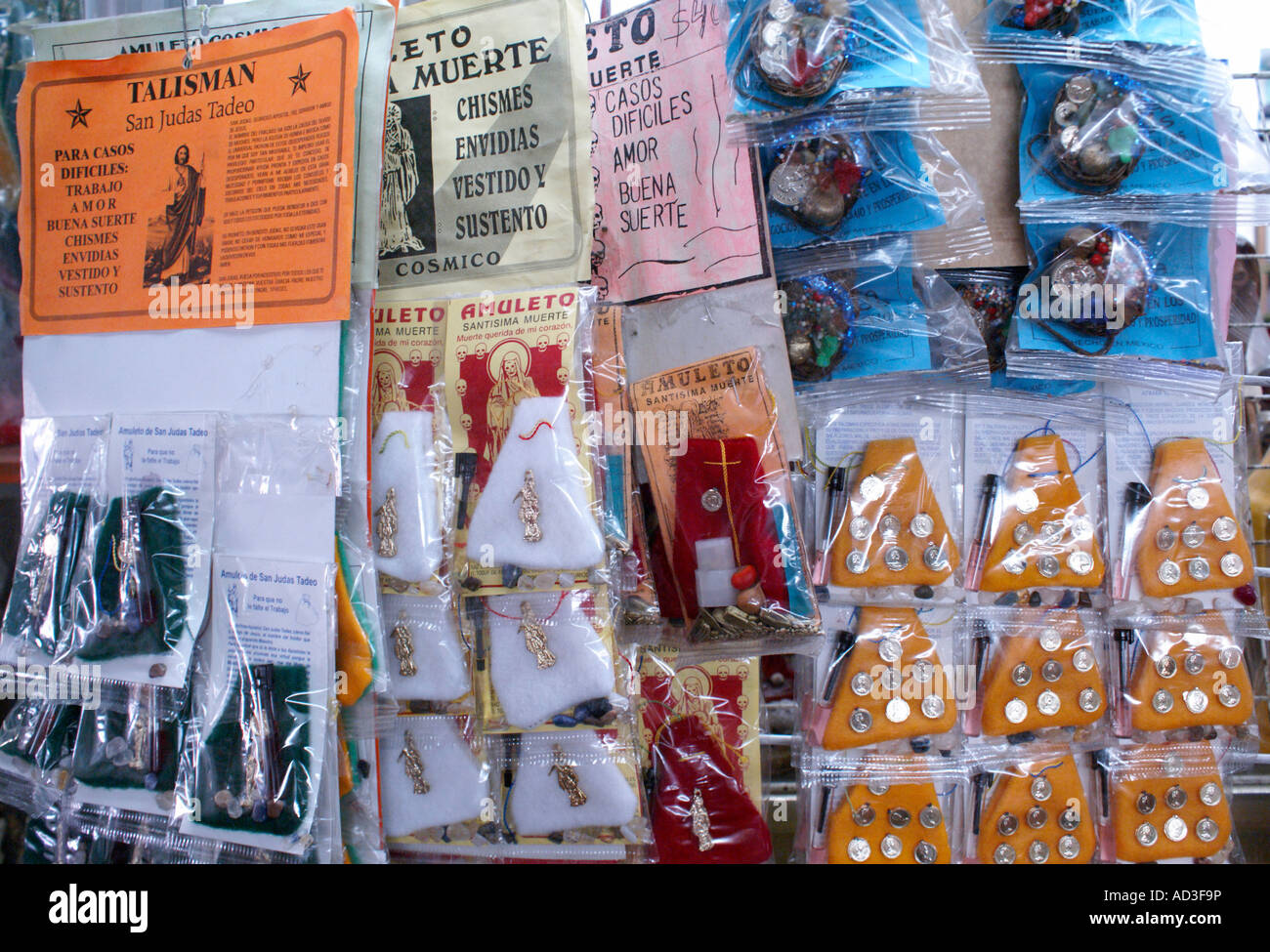 Des amulettes, des talismans, et d'autres charmes bonne chance pour la vente sur le marché, la ville de Veracruz, Mexique Banque D'Images