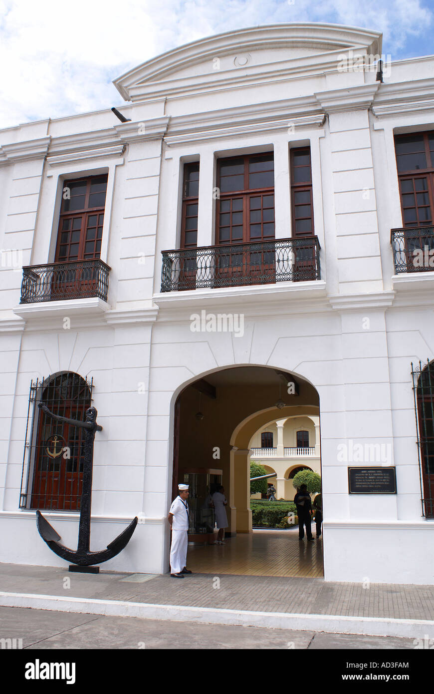 Marin mexicain qui monte la garde à l'extérieur du Museo Historico Militaire ou le musée d'histoire navale, de la ville de Veracruz, Mexique Banque D'Images