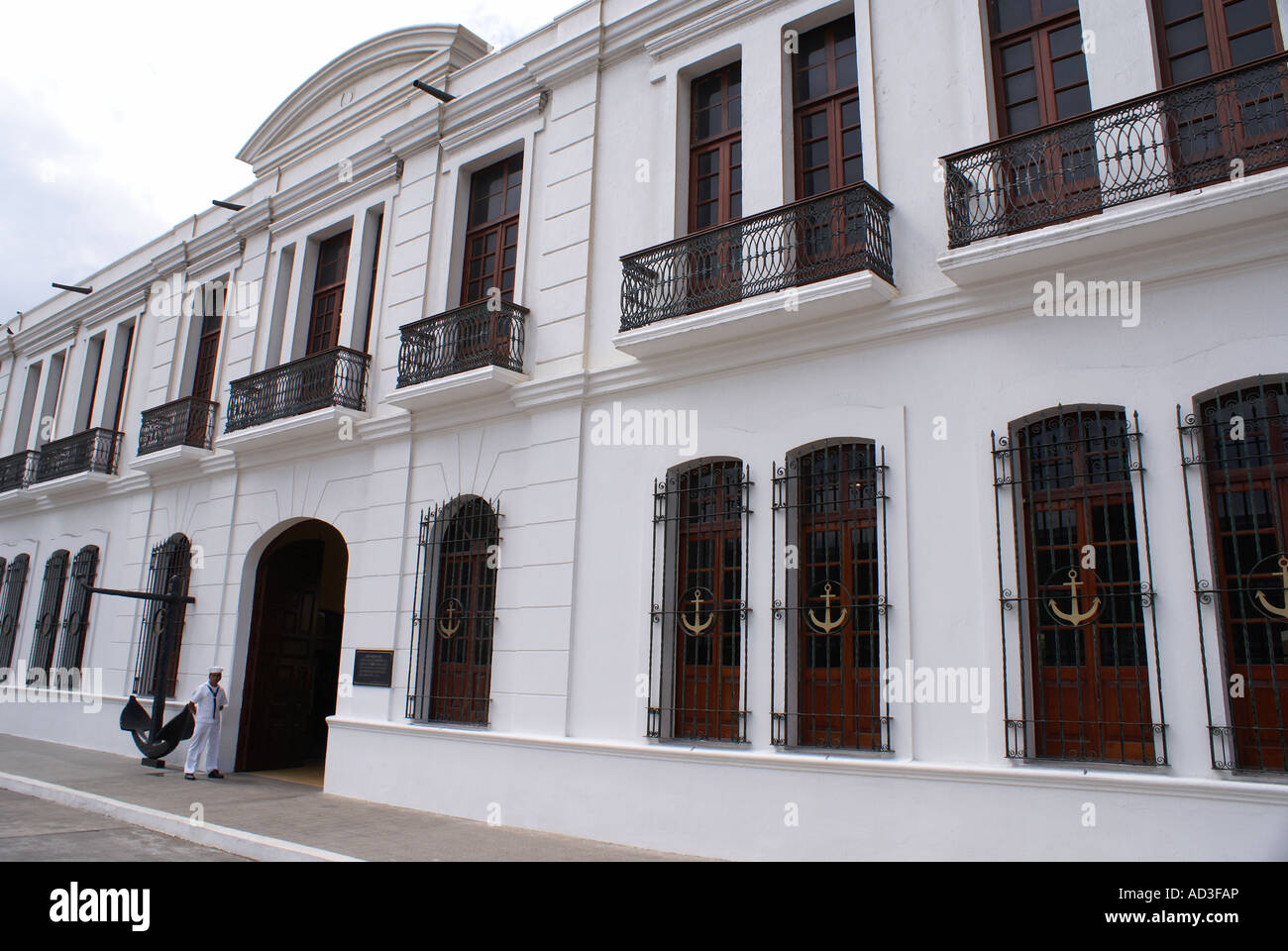 Marin mexicain qui monte la garde à l'extérieur du Museo Historico Militaire ou le musée d'histoire navale, de la ville de Veracruz, Mexique Banque D'Images