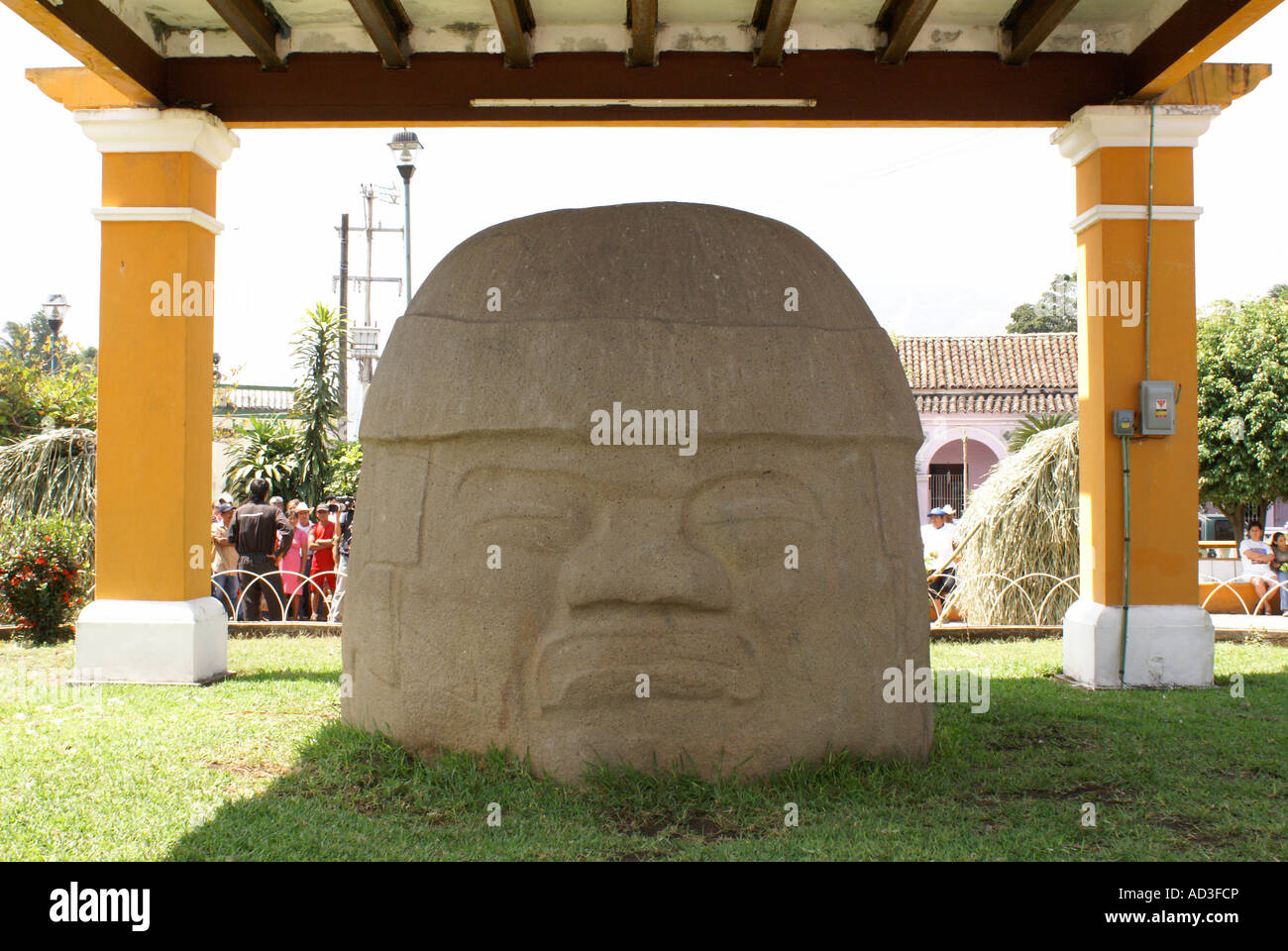 Tête Olmèque Cobata dans la place principale de Santiago Tuxtla, Veracruz, Mexique Banque D'Images