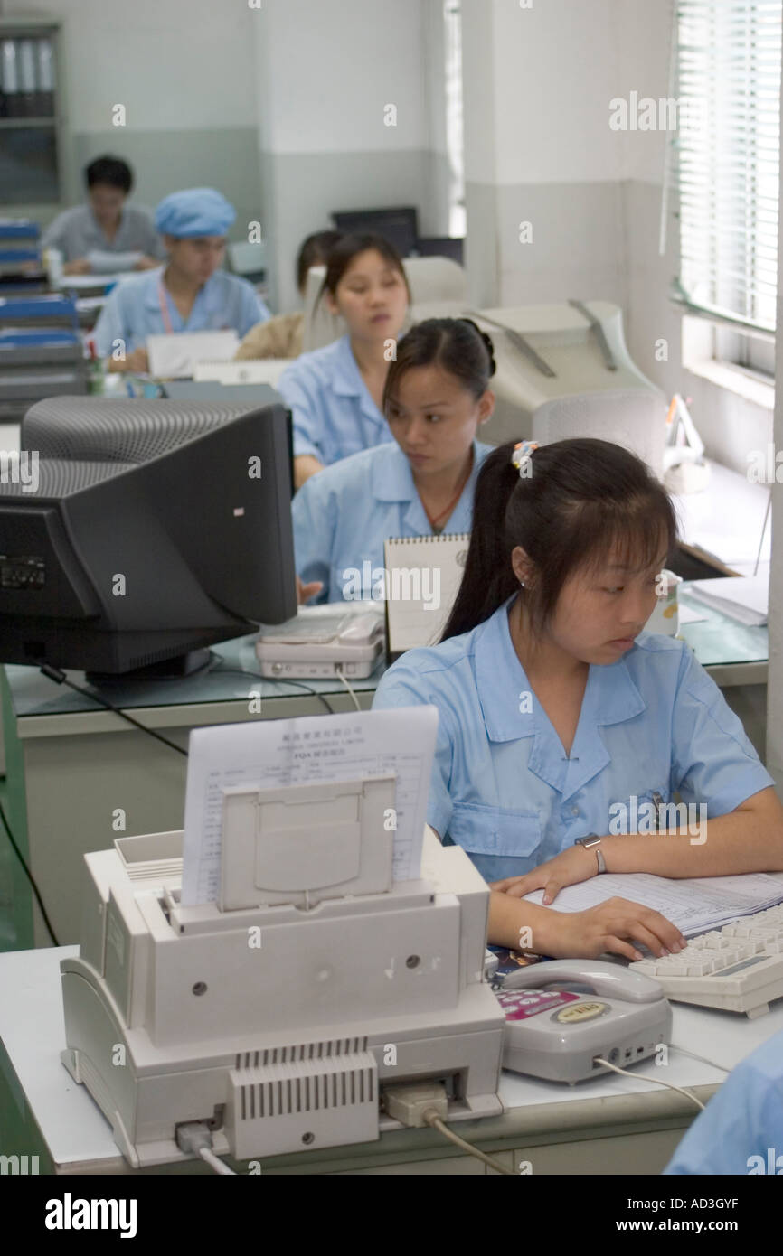 Bureau d'administration de la production dans les usines de haute technologie chinois travaillant au contrôle des dossiers de production des ordinateurs Banque D'Images
