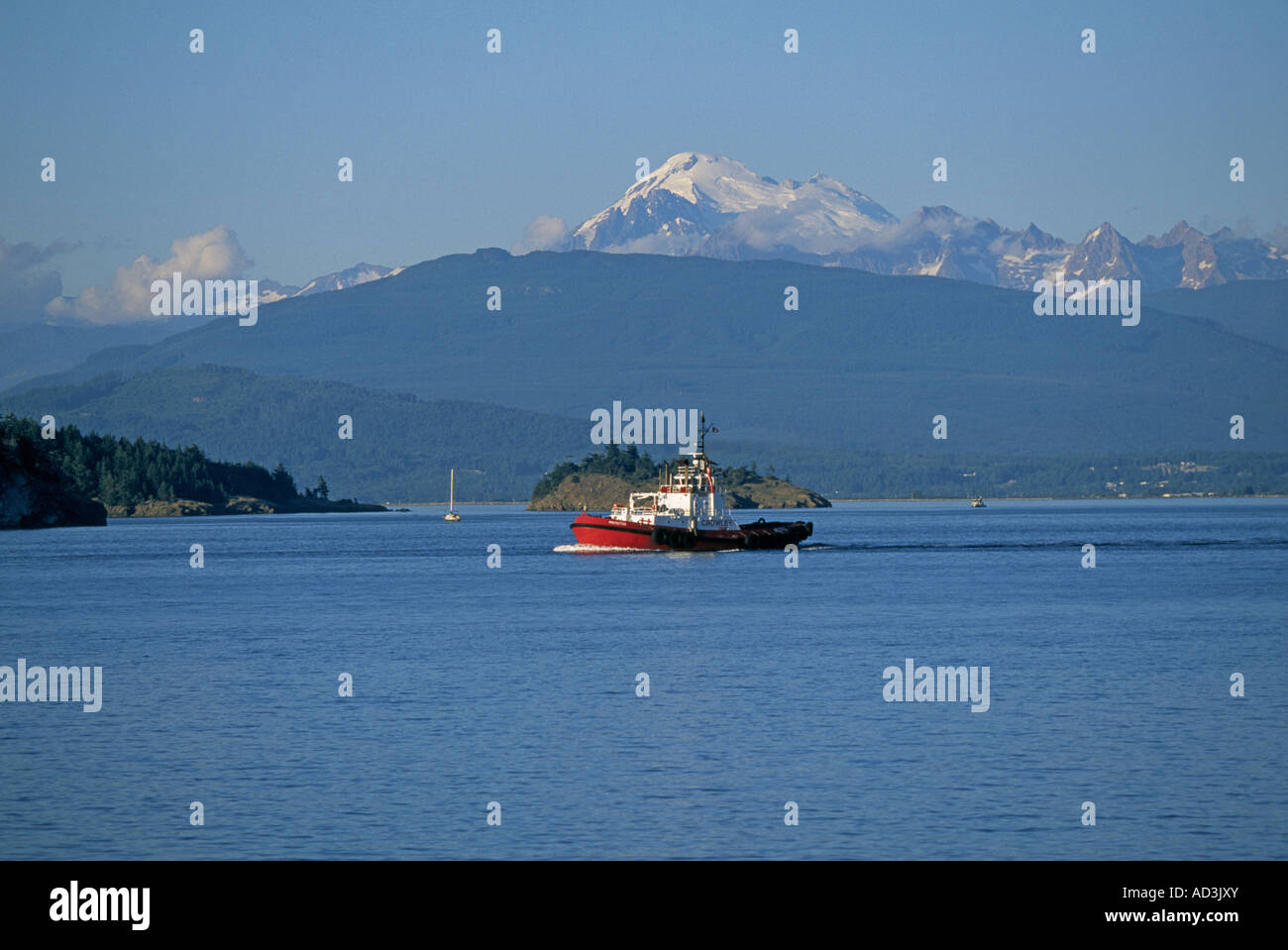 Une vue sur le Puget Sound dans les îles San Juan avec le Mont Baker et le Parc National des North Cascades dans l'arrière-plan, l'État de Washington. Banque D'Images