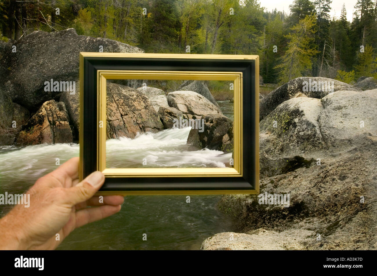 Vue de la rivière à travers un cadre photo Banque D'Images