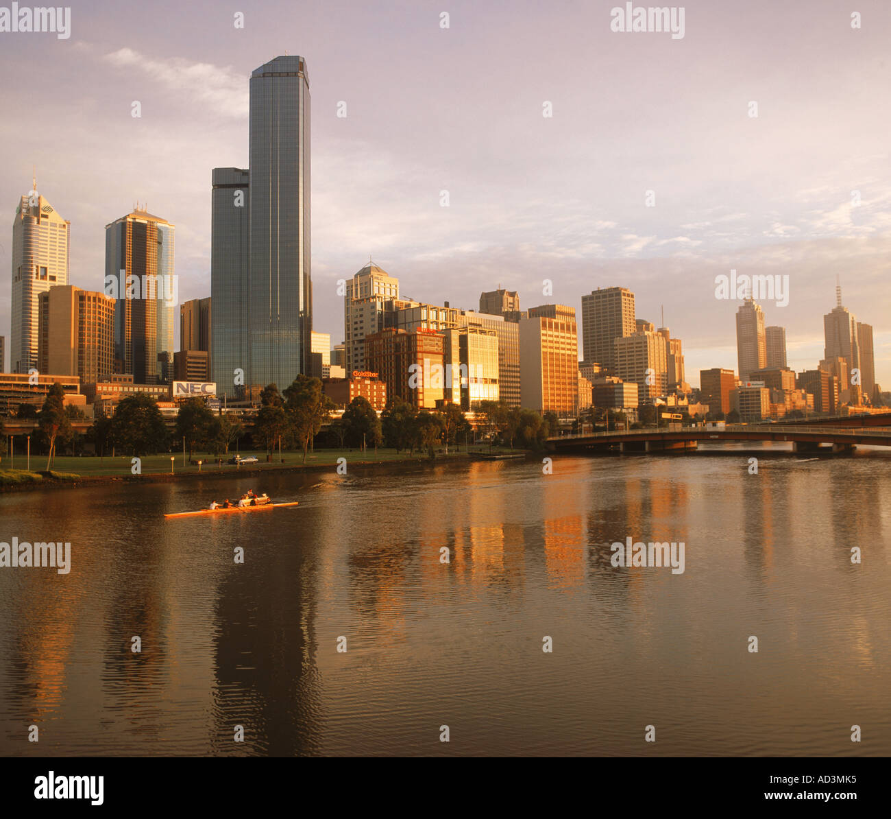 Quartier Central des Affaires qui se reflète sur la rivière Yarra de Melbourne au lever du soleil avec passant godille ou compétition Banque D'Images