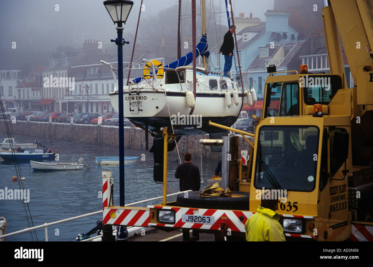 GOREY JERSEY CHANNEL ISLANDS bateaux levage Octobre sortir du port pour l'hiver Banque D'Images