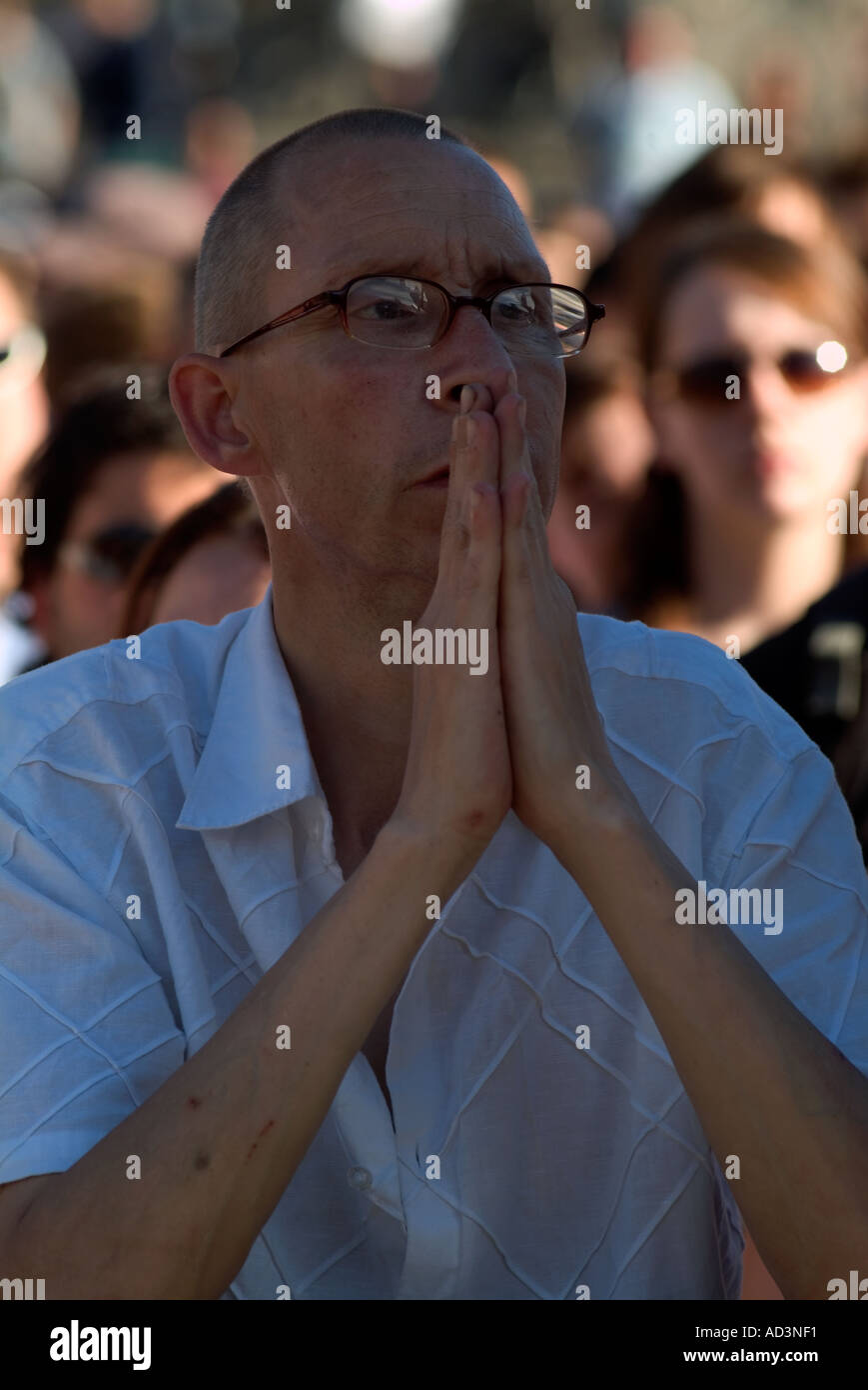 Homme profondément dans la contemplation à une veillée à Londres, Trafalgar Square pour les victimes des attentats de Londres le 7 juillet 2005 Banque D'Images