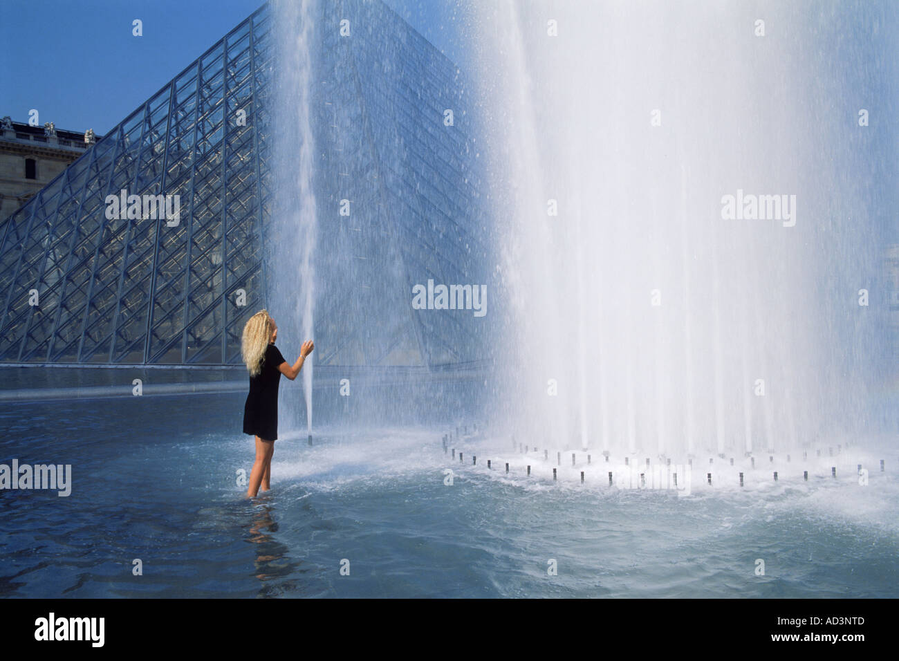 Femme debout dans la fontaine au musée du palais du Louvre à Paris Banque D'Images