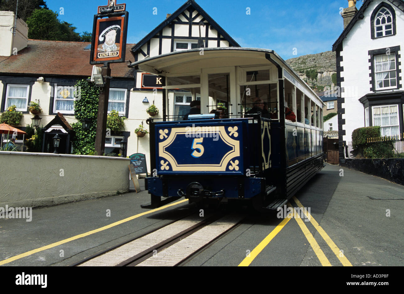 CONWY LLANDUDNO NORTH WALES UK peut un tram de la tramway de Great Orme remontant la route principale vers la montagne Banque D'Images