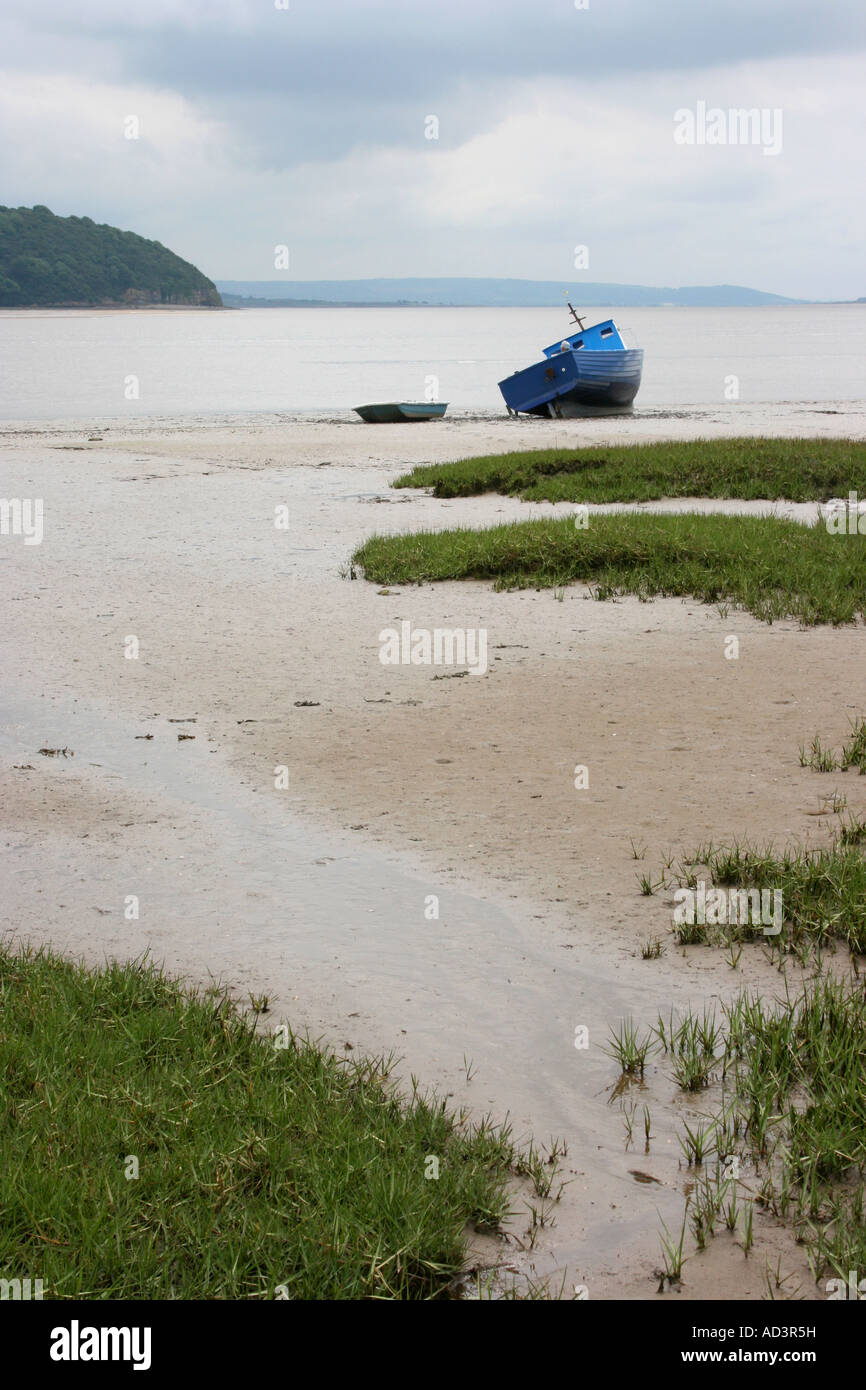 Bateau échoué à marée basse sur le sable vide à Laugharne, Pembrokeshire, Pays de Galles du Sud Banque D'Images