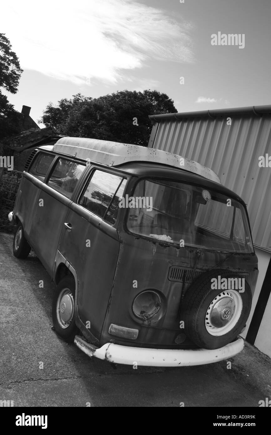 Battu vieille Volkswagen camping-stationné au vieux garage bâtiments, Pembrokeshire, Pays de Galles du Sud Banque D'Images