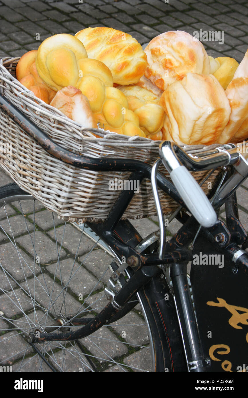 Miches de pain en panier en osier de deliverymans location, Gwynedd, au nord du Pays de Galles Banque D'Images