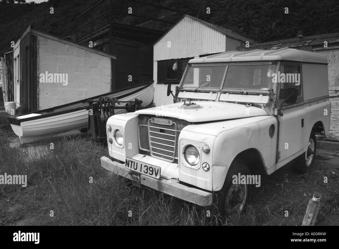 Battu Land Rover stationné à cabanes sur la plage de Nefyn Morfa, Péninsule de Lleyn, au nord du Pays de Galles Banque D'Images