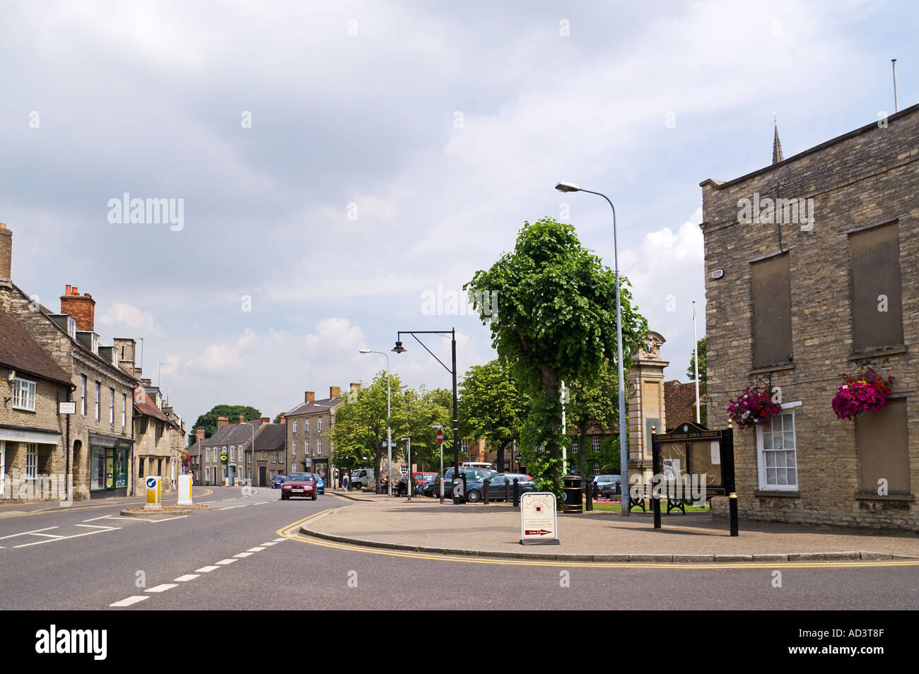 Ligne de bâtiments de pierre de la Place du marché dans le centre de Higham Ferrers Angleterre Northamptonshire Banque D'Images