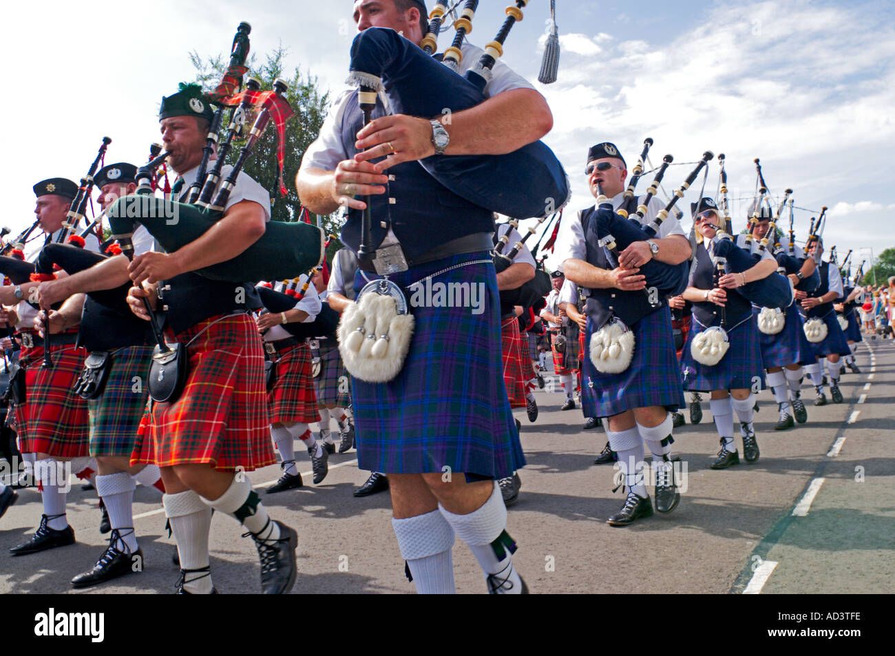 Pipe Bands massés au Highland Gathering Corby Northamptonshire Angleterre Banque D'Images