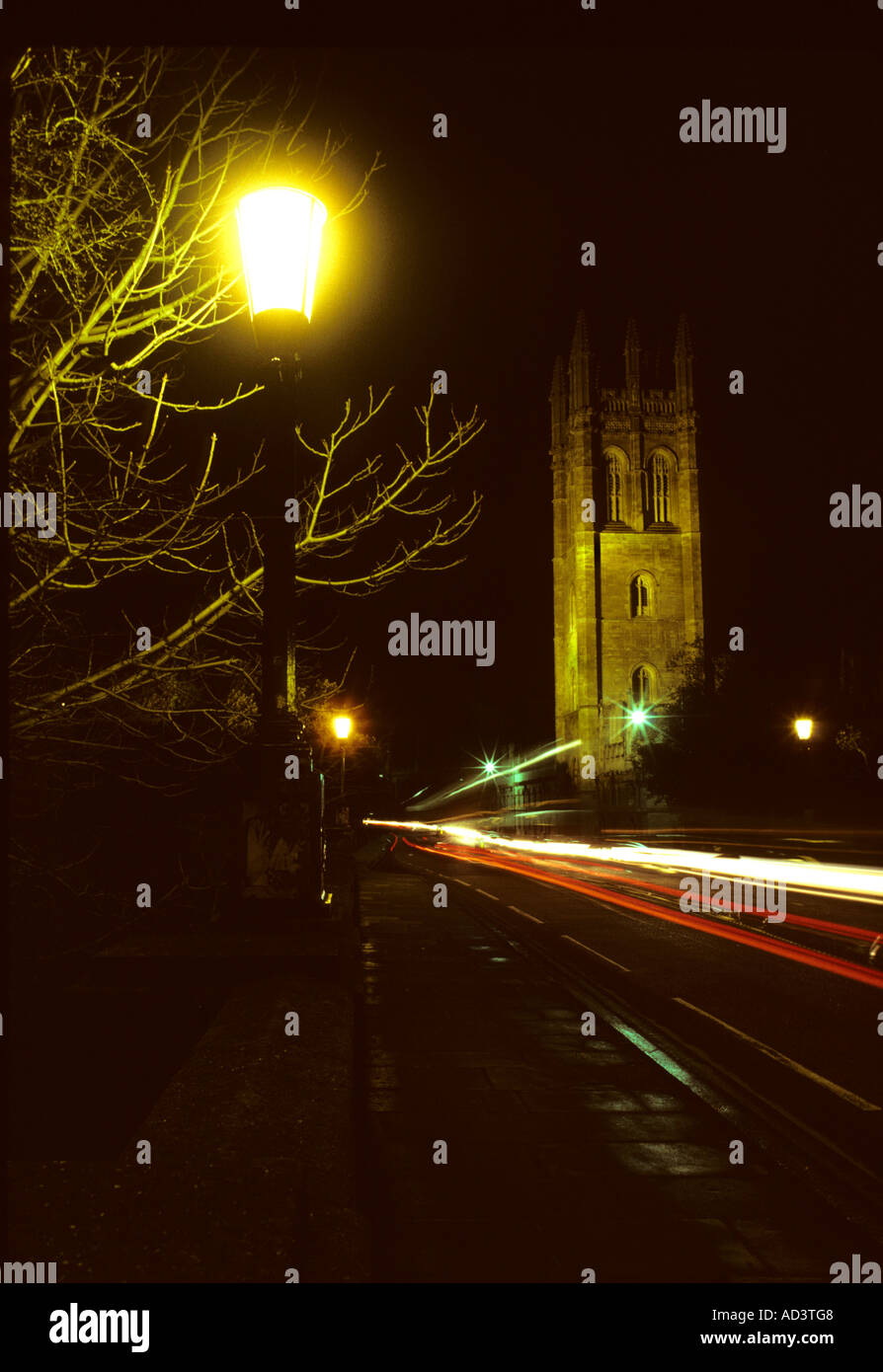 Une photo de nuit de la tour de Magdalen College à Oxford et l'un des collèges qui composent l'université Banque D'Images