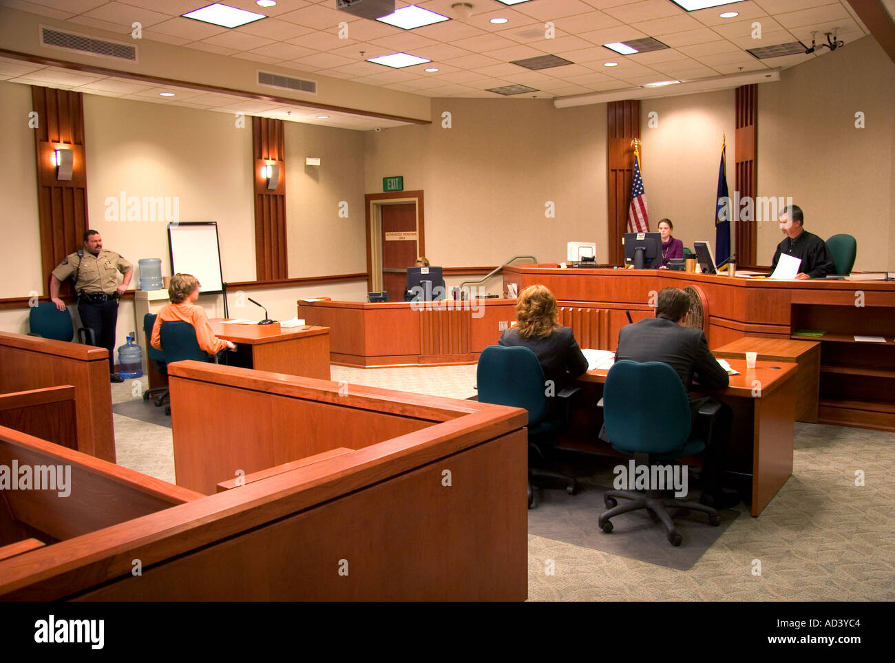 Scène Salle d'audience avec le juge à Boise IDAHO le greffier se trouve à gauche du juge le défendeur est sur la gauche Banque D'Images