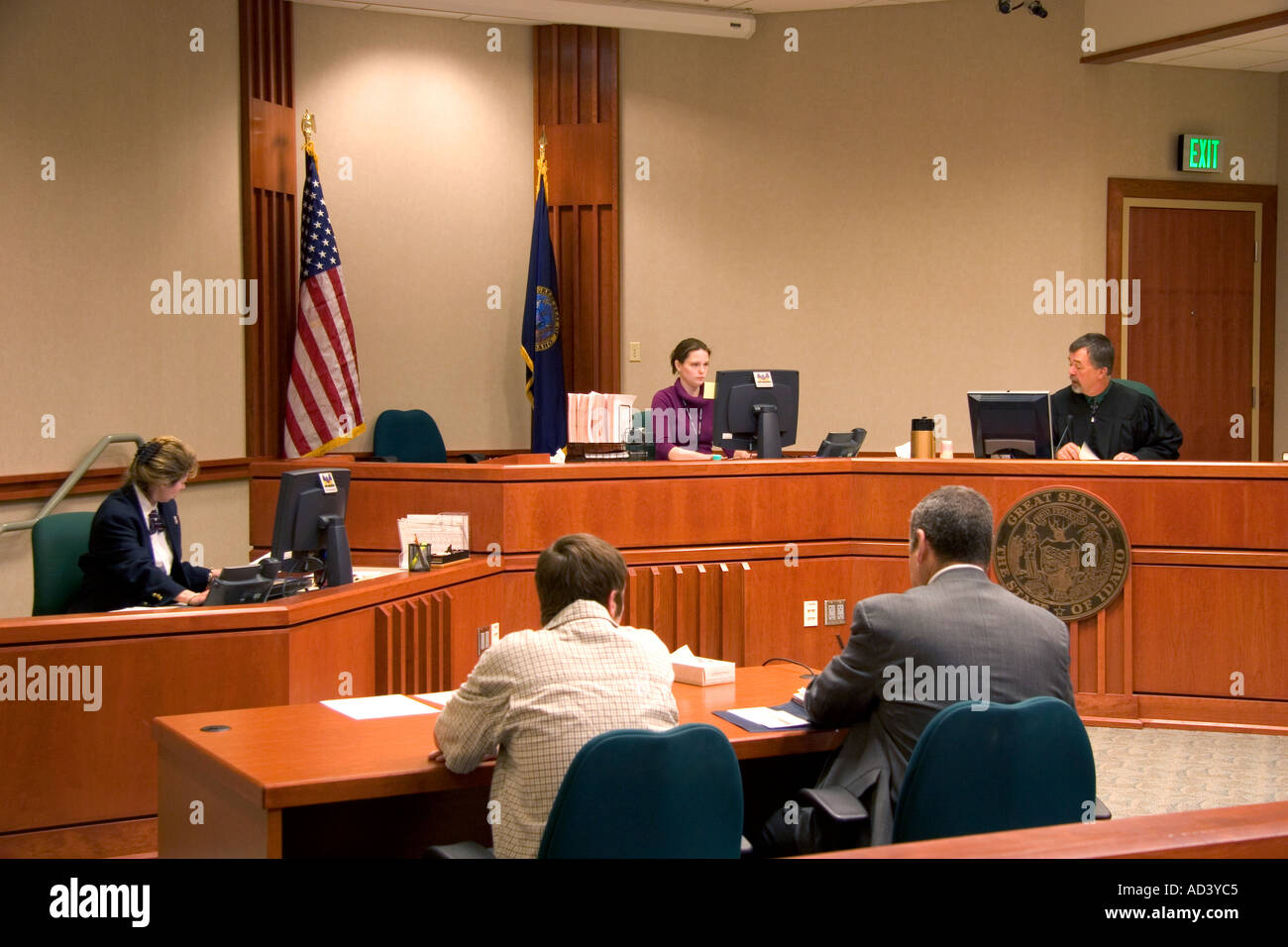 Chambre Cour avec scène à Boise IDAHO accusé et l'avocat s'asseoir dos à l'appareil photo Banque D'Images