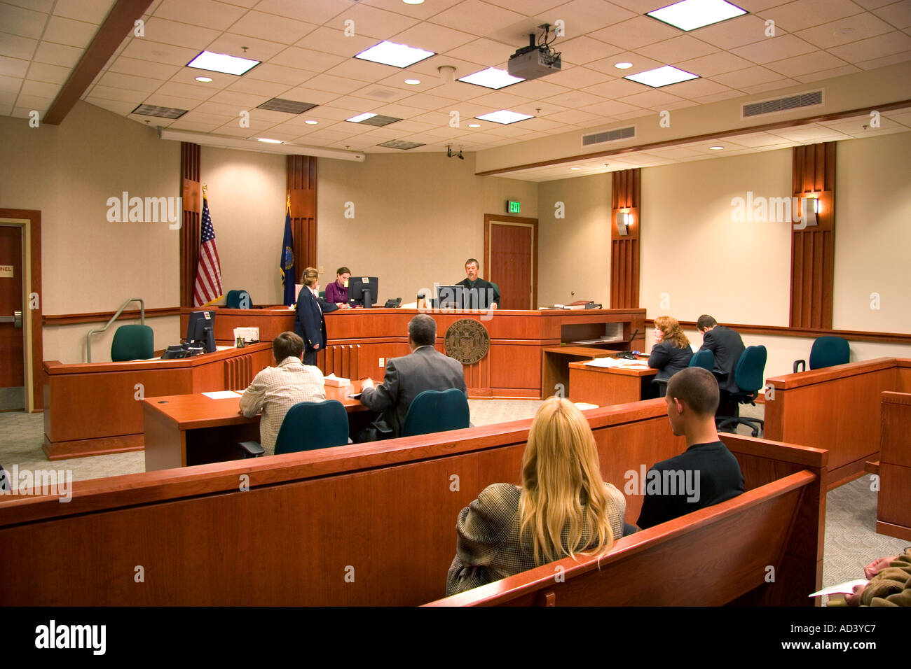 Chambre Cour avec scène à Boise IDAHO accusé et l'avocat s'asseoir dos à l'appareil photo Banque D'Images