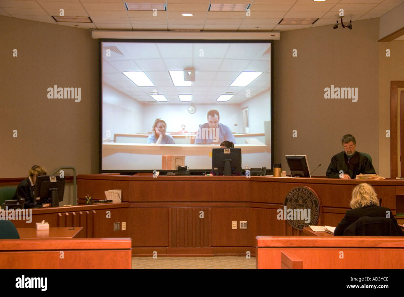 Video de l'interpellation en cour criminelle à Boise IDAHO défendeurs s'affichent sur l'écran vidéo de l'installation de la prison sécurisée Banque D'Images